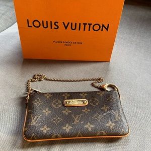Like new Louis Vuitton Pochette. Zero signs of use. original shopping bag.